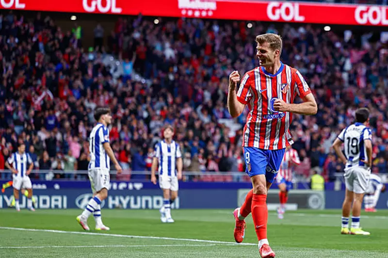 احتفال ألكسندر سورلوث مهاجم أتلتيكو مدريد